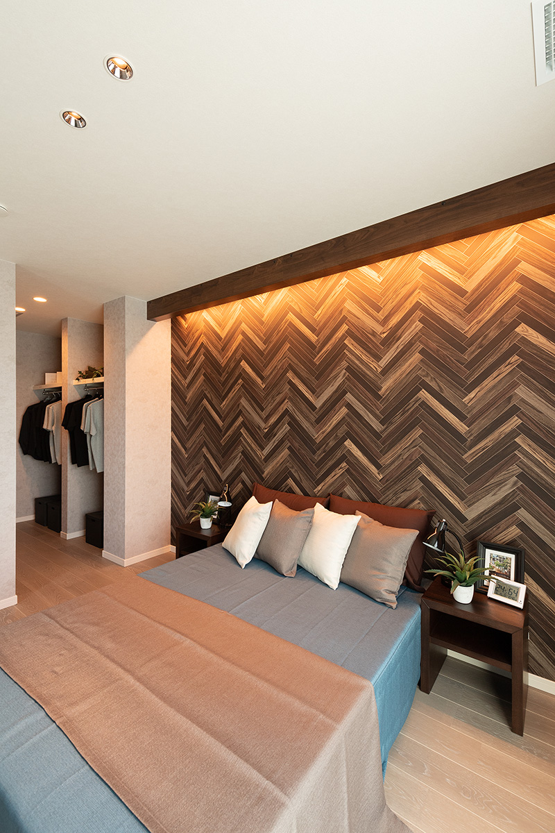 ［神戸市西区］ダブル断熱仕様のZEH（ゼロエネルギーハウス）ヤマト住建モデルハウスの落ち着いたトーンの主寝室