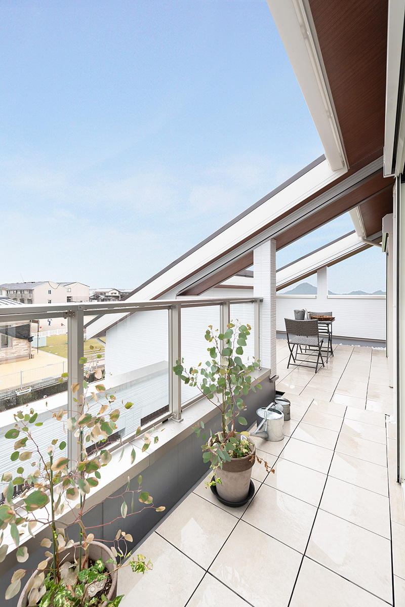 ［滋賀県彦根市］ダブル断熱仕様で電気を自給自足するZEH（ゼロエネルギーハウス）ヤマト住建モデルハウスのリゾートテイストのスカイバルコニー