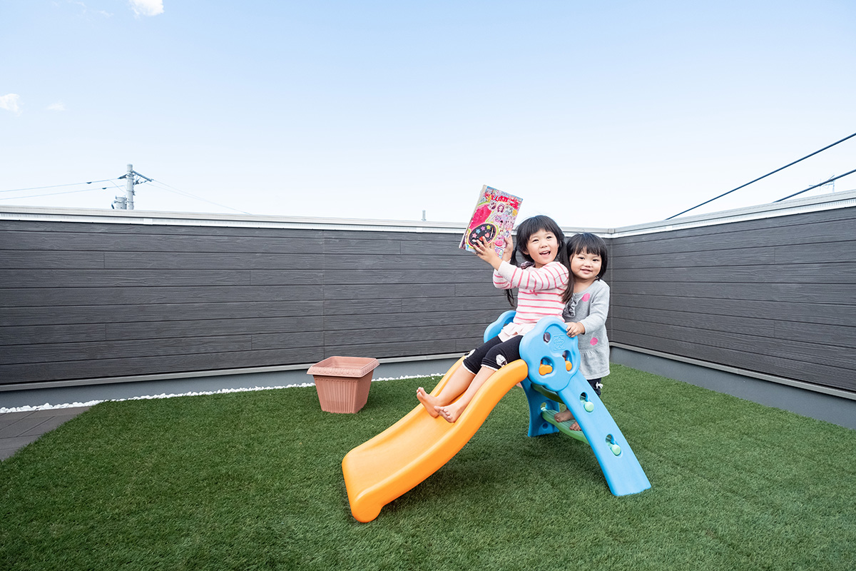 ［神奈川県相模原市］高気密・高断熱の省エネ住宅ヤマト住建の建築実例二世帯住宅のお子様も遊べる屋上庭園