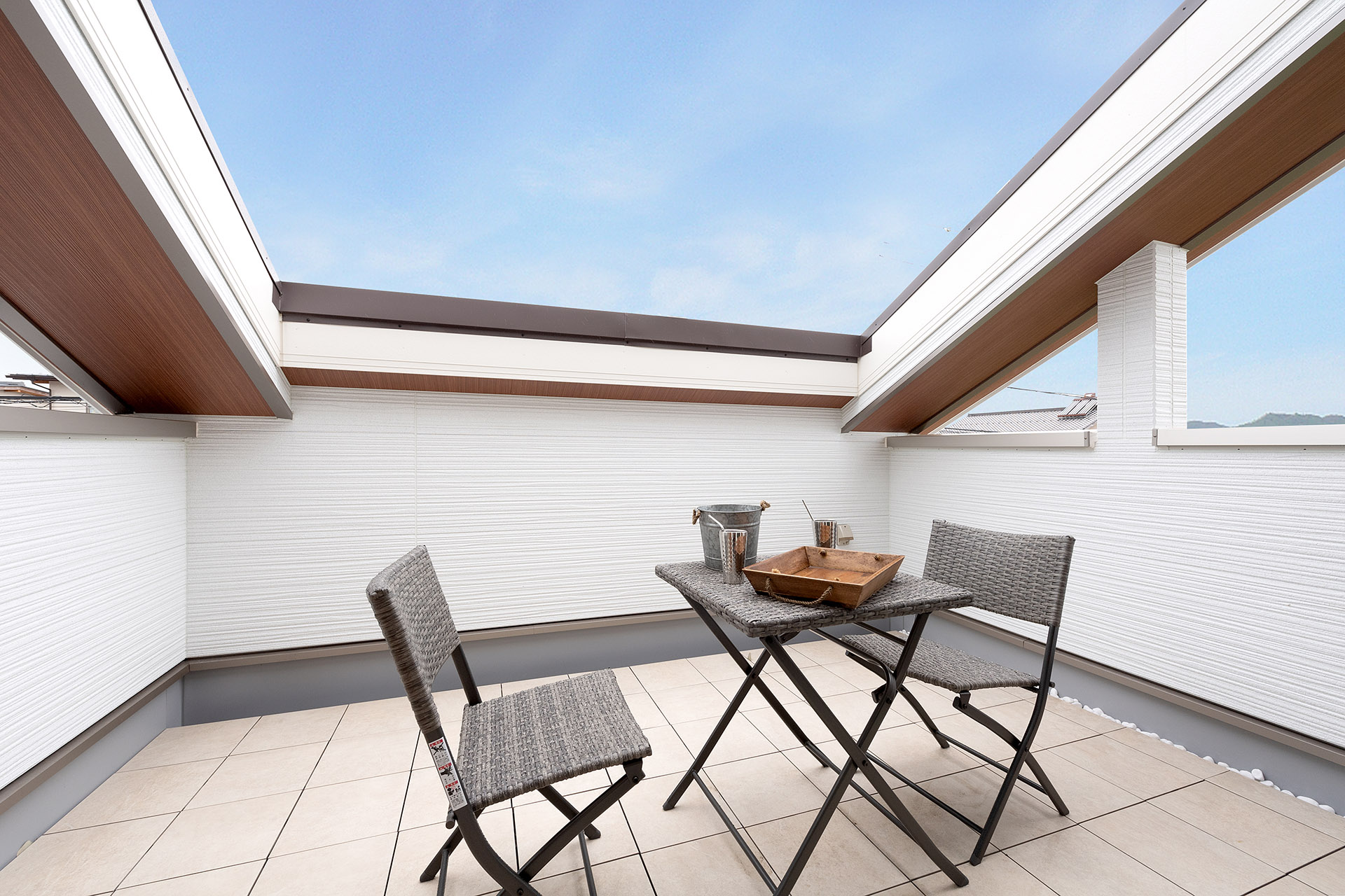 ［滋賀県彦根市］ダブル断熱仕様で電気を自給自足するZEH（ゼロエネルギーハウス）ヤマト住建モデルハウスの主寝室に繋がるご夫婦専用テラス