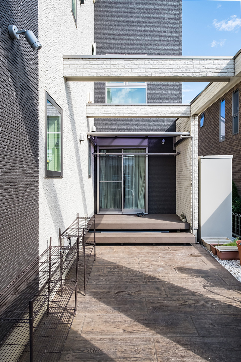 ［神奈川県相模原市］高気密・高断熱の省エネ住宅ヤマト住建の建築実例二世帯住宅のウッドテラス