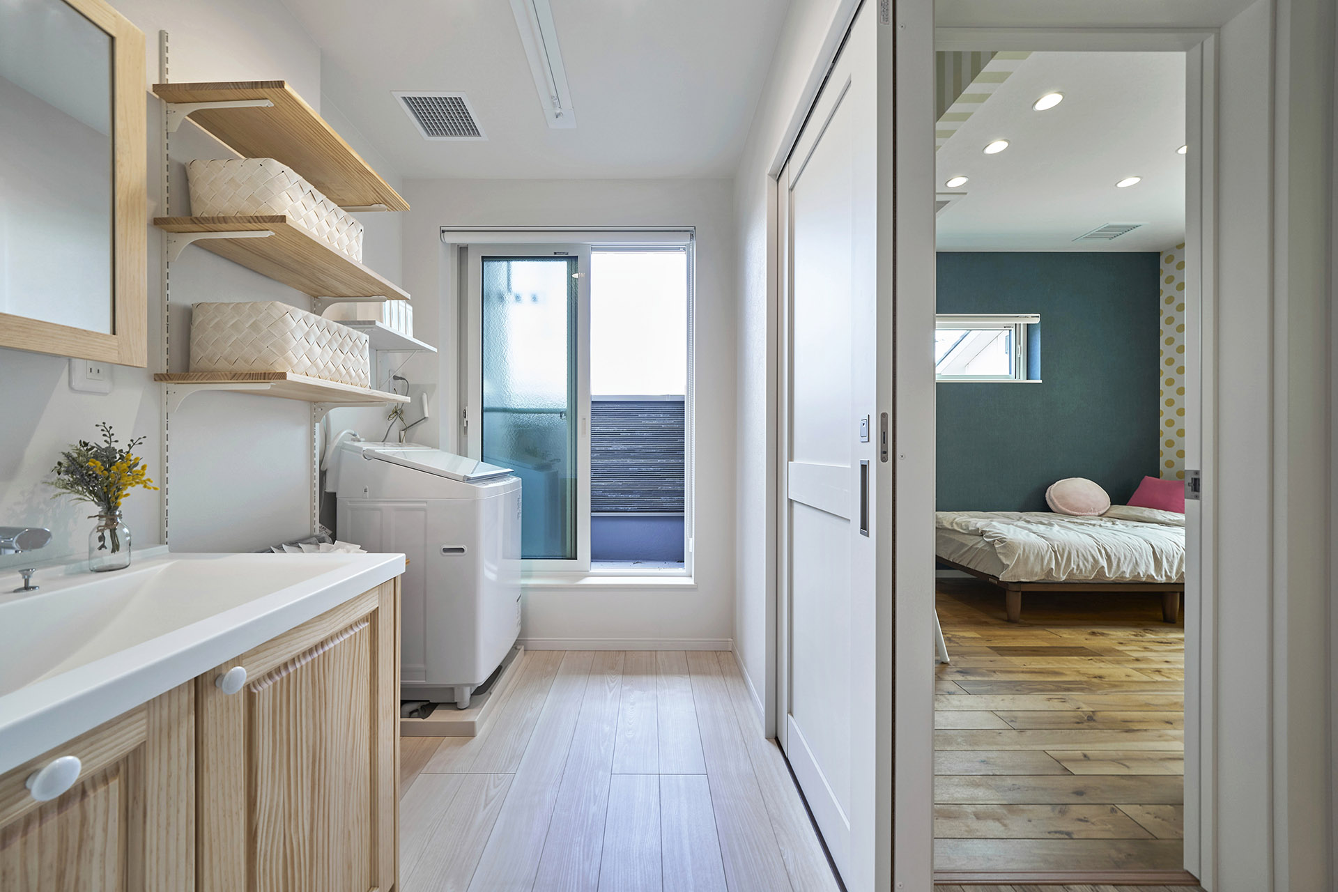 ［埼玉県所沢市］ダブル断熱仕様のZEH（ゼロエネルギーハウス）ヤマト住建モデルハウスの洗濯動線が完結する2階洗面室とバルコニー