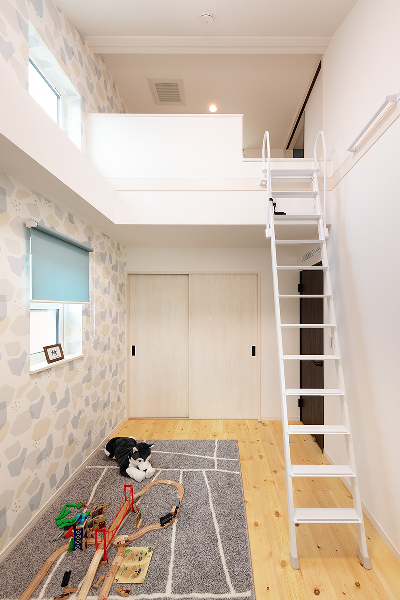 ［神戸市西区］ダブル断熱仕様のZEH（ゼロエネルギーハウス）ヤマト住建モデルハウスのロフト付きの2階子供部屋
