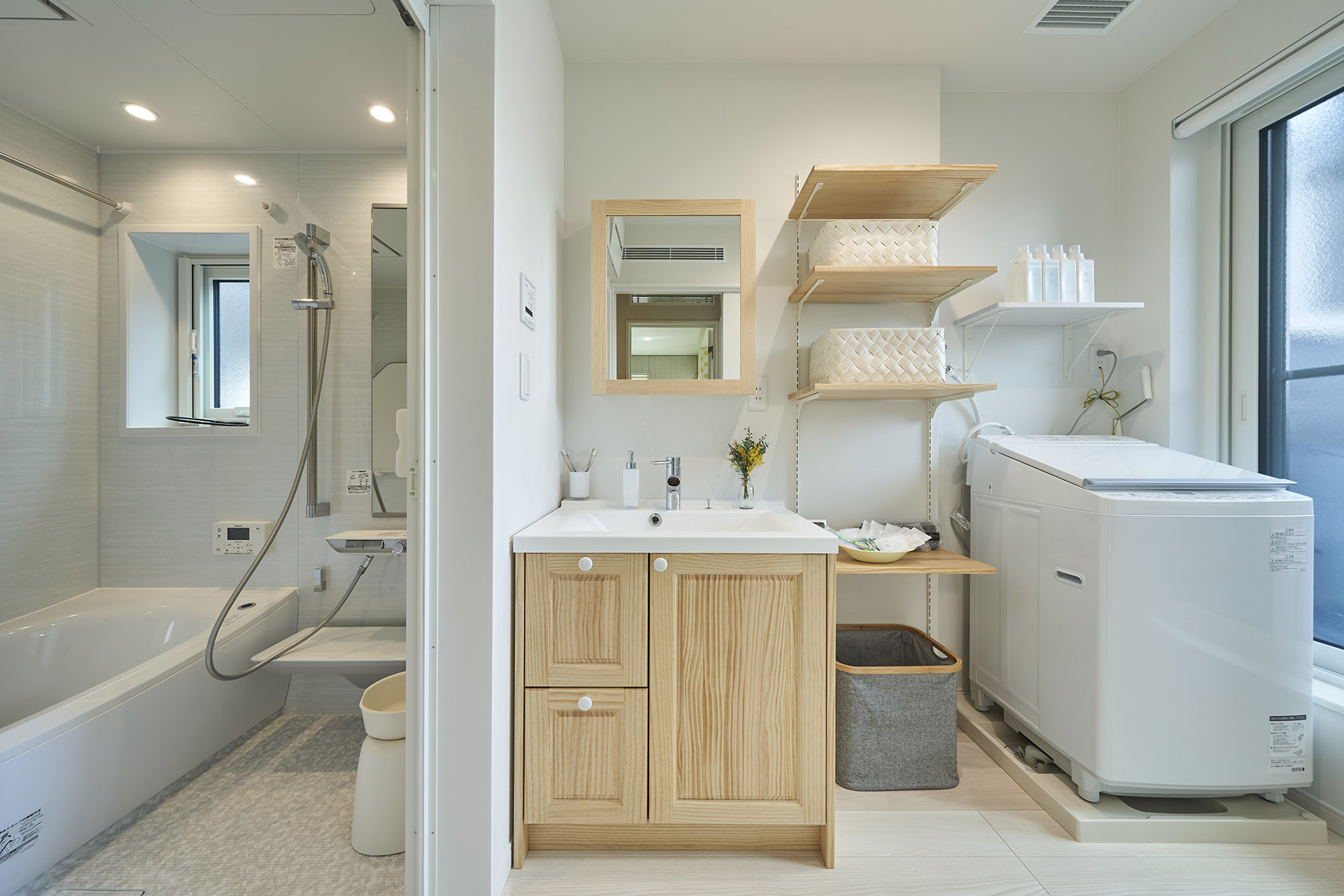 ［埼玉県所沢市］ダブル断熱仕様のZEH（ゼロエネルギーハウス）ヤマト住建モデルハウスの2階にある洗面室と浴室