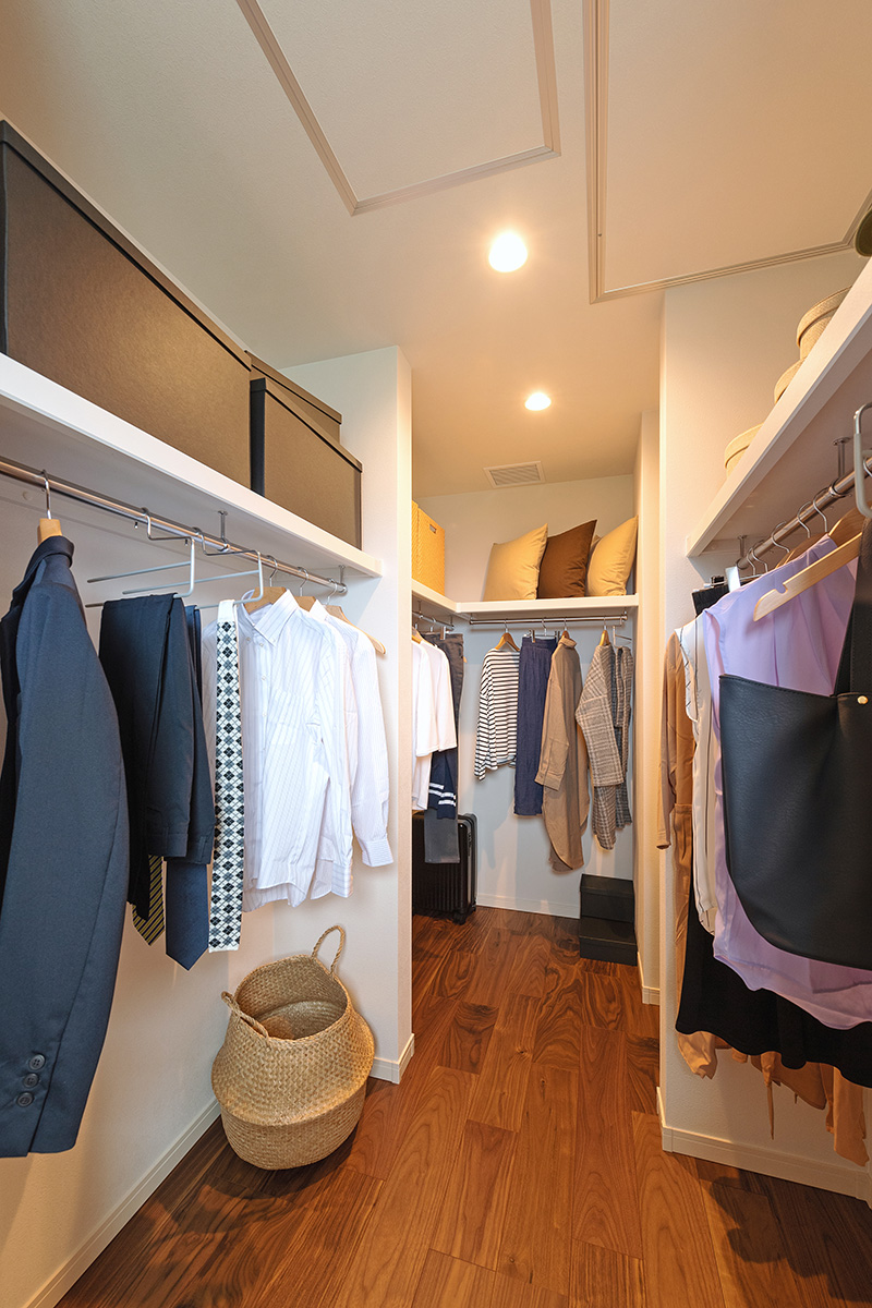 ［滋賀県彦根市］ダブル断熱仕様で電気を自給自足するZEH（ゼロエネルギーハウス）ヤマト住建モデルハウスの主寝室のウォークインクローゼット