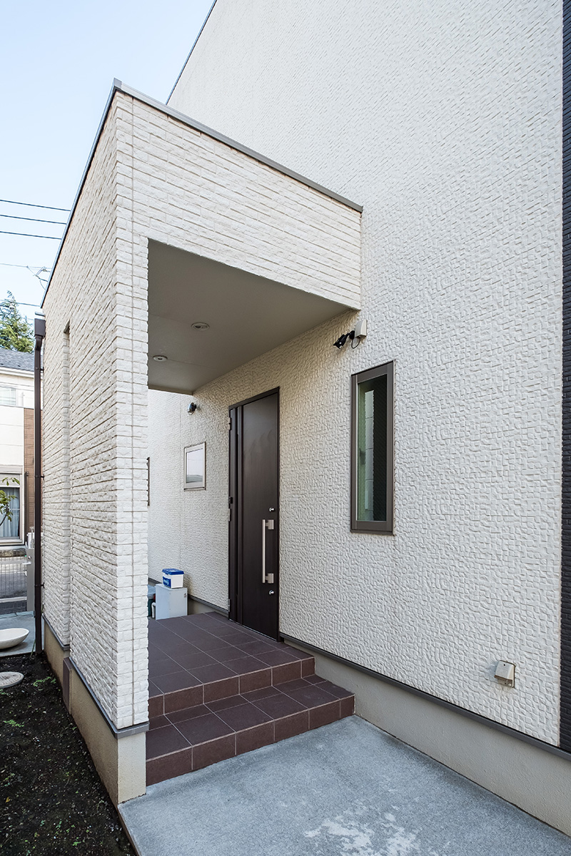 ［神奈川県相模原市］高気密・高断熱の省エネ住宅ヤマト住建の建築実例二世帯住宅の玄関ポーチ