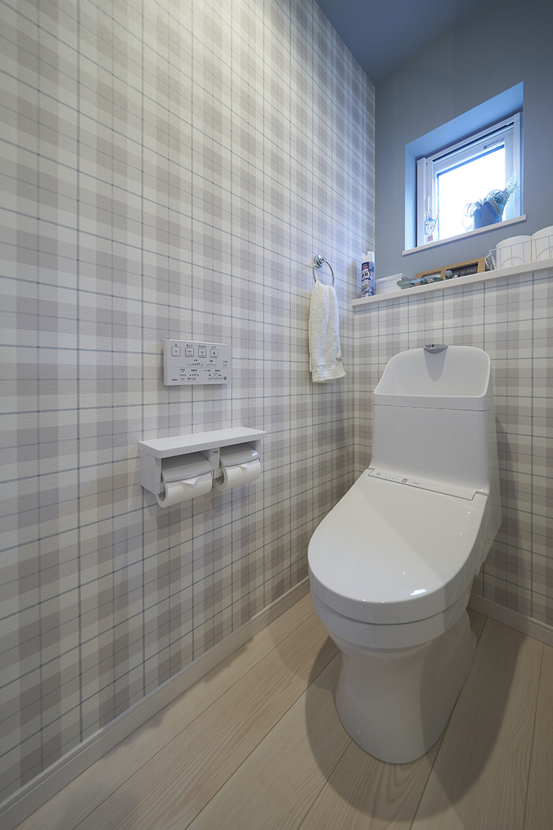 ［埼玉県所沢市］ダブル断熱仕様のZEH（ゼロエネルギーハウス）ヤマト住建モデルハウスのアクセントクロスのトイレ