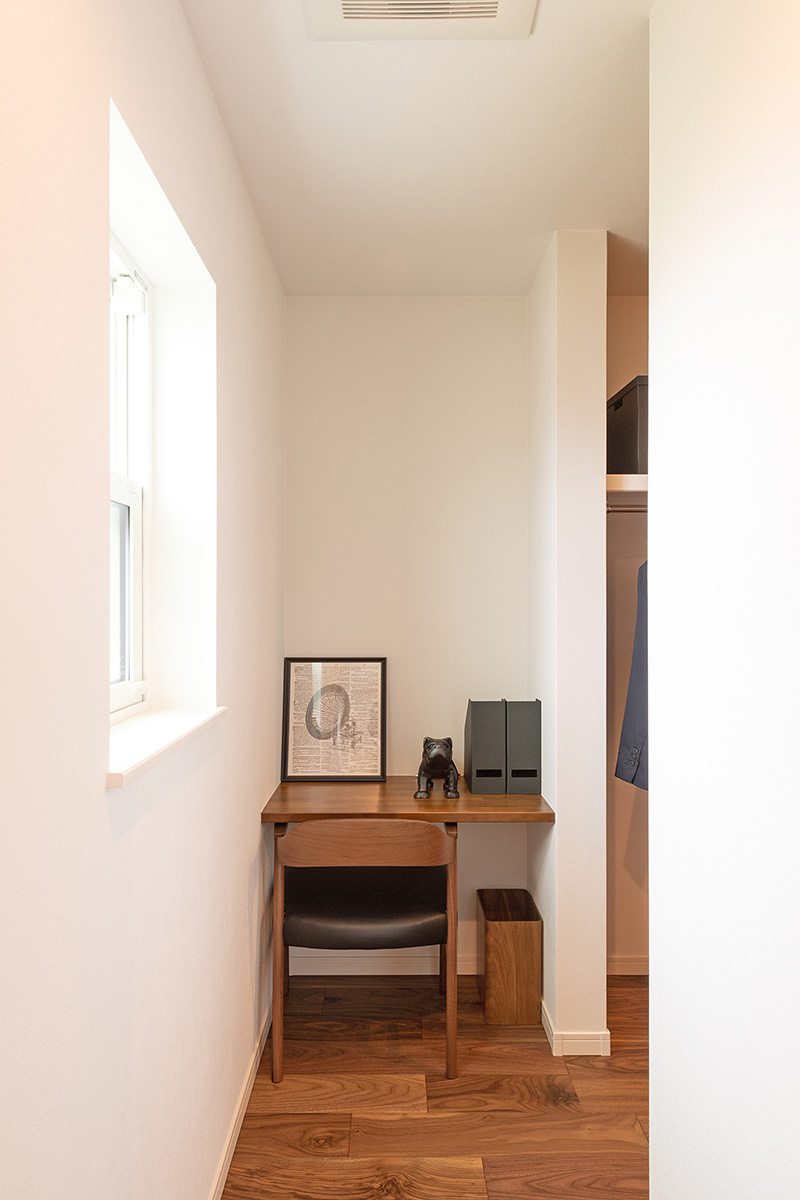 ［滋賀県彦根市］ダブル断熱仕様で電気を自給自足するZEH（ゼロエネルギーハウス）ヤマト住建モデルハウスのウォークインクローゼット横の書斎