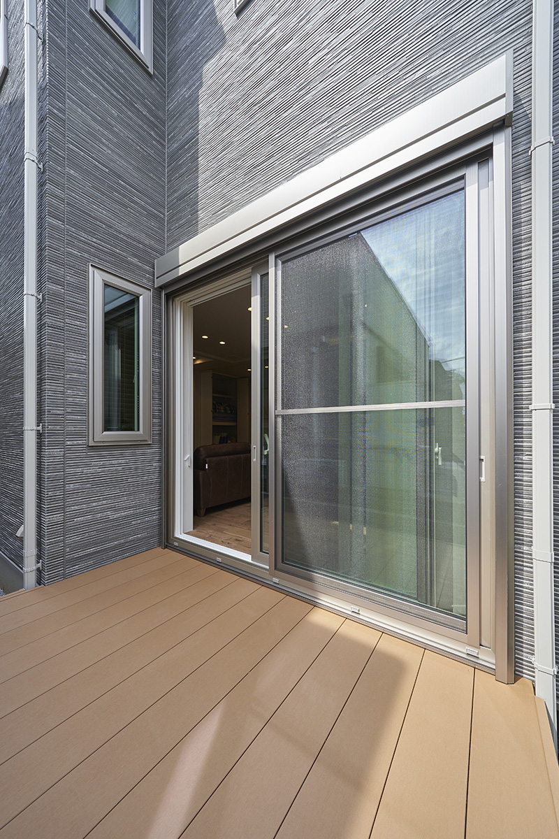 ［埼玉県所沢市］ダブル断熱仕様のZEH（ゼロエネルギーハウス）ヤマト住建モデルハウスの南側の明るいテラス