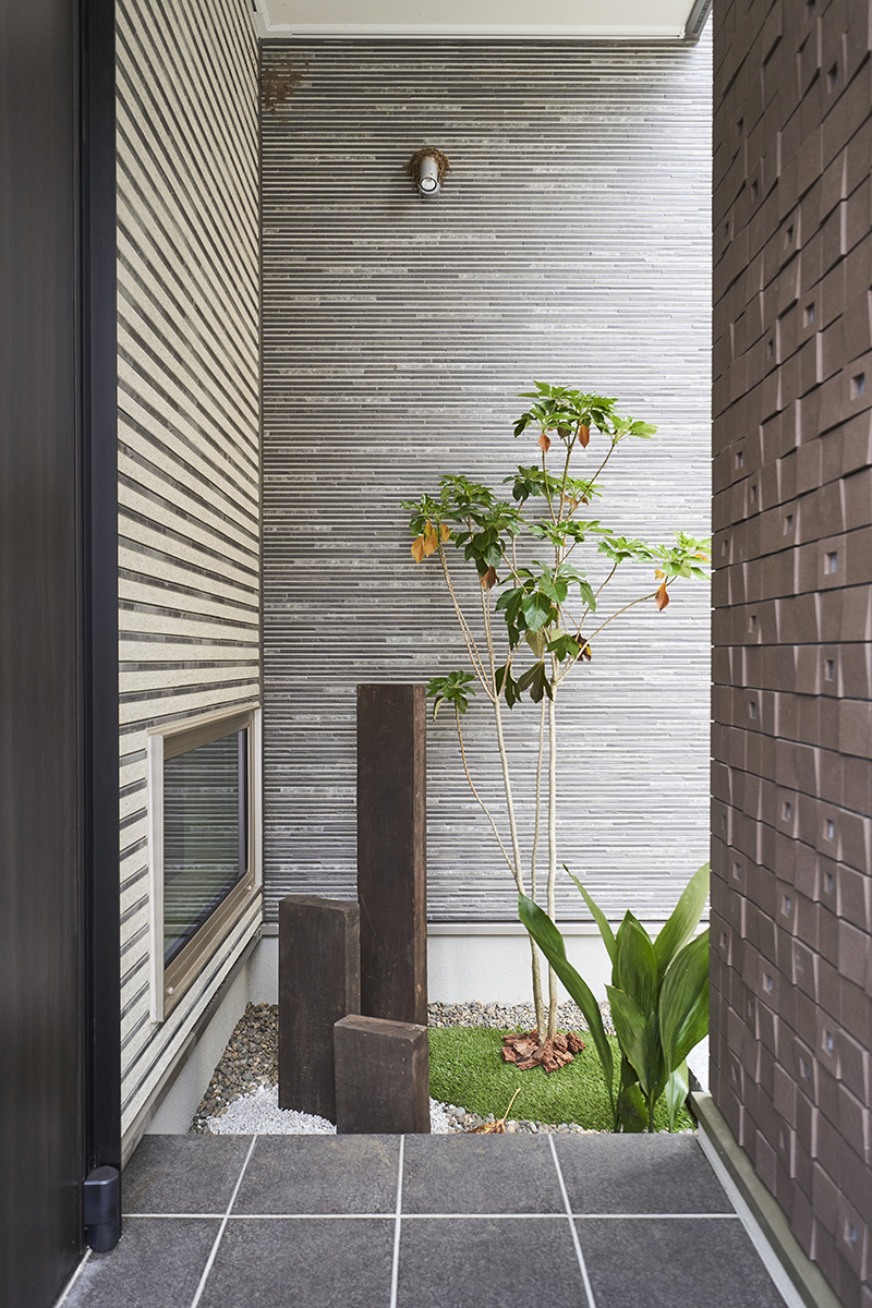 ［埼玉県所沢市］ダブル断熱仕様のZEH（ゼロエネルギーハウス）ヤマト住建モデルハウスの坪庭のある玄関ポーチ