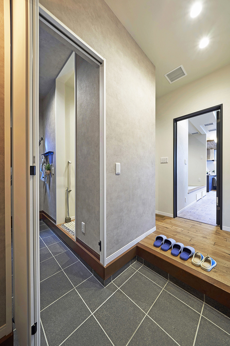 ［埼玉県所沢市］ダブル断熱仕様のZEH（ゼロエネルギーハウス）ヤマト住建モデルハウスの玄関と扉付きのシューズクローク