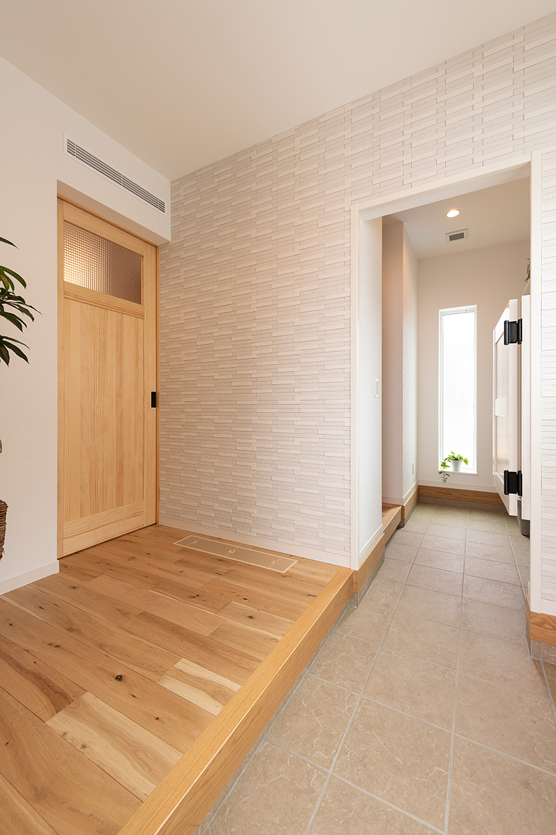 ［滋賀県彦根市］ダブル断熱仕様で電気を自給自足するZEH（ゼロエネルギーハウス）ヤマト住建モデルハウスの2way玄関とシューズクローク