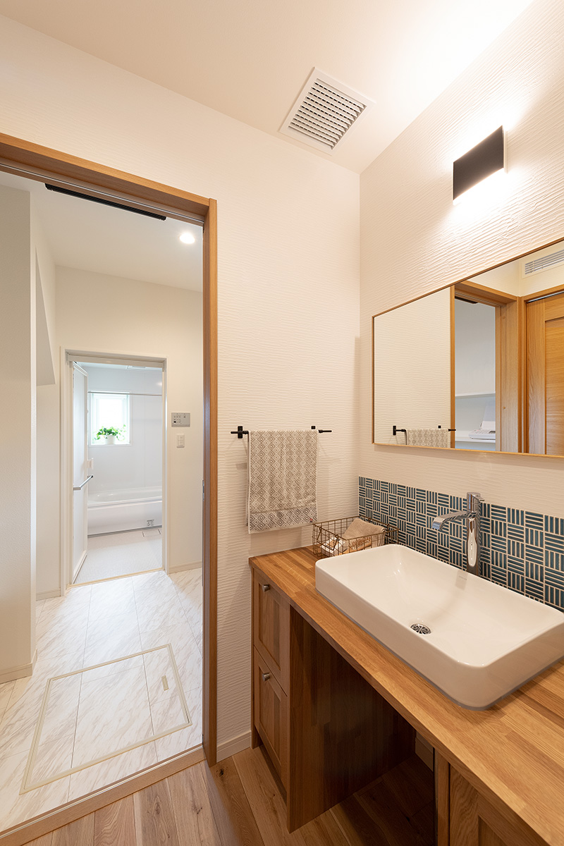 ［滋賀県彦根市］ダブル断熱仕様で電気を自給自足するZEH（ゼロエネルギーハウス）ヤマト住建モデルハウスのタイル貼りがおしゃれな無垢の洗面台
