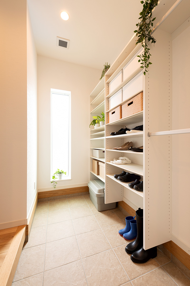 ［滋賀県彦根市］ダブル断熱仕様で電気を自給自足するZEH（ゼロエネルギーハウス）ヤマト住建モデルハウスのシューズクローク