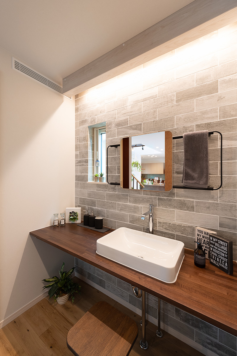 ［神戸市西区］ダブル断熱仕様のZEH（ゼロエネルギーハウス）ヤマト住建モデルハウスのセパレートの洗面室