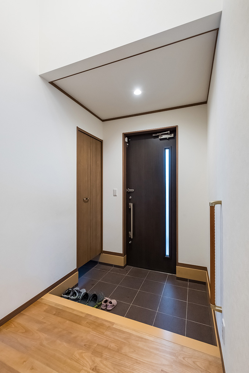 ［神奈川県相模原市］高気密・高断熱の省エネ住宅ヤマト住建の建築実例二世帯住宅の玄関