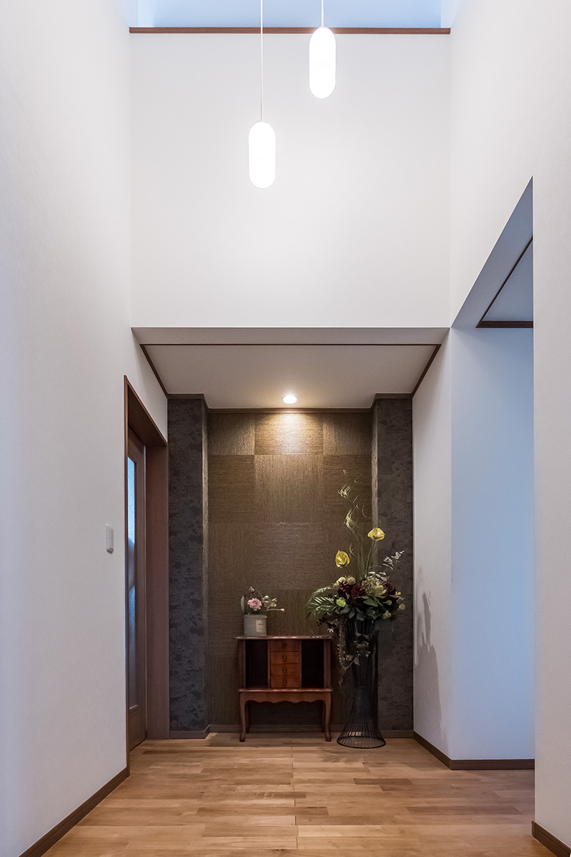 ［神奈川県相模原市］高気密・高断熱の省エネ住宅ヤマト住建の建築実例二世帯住宅の吹き抜けのある玄関