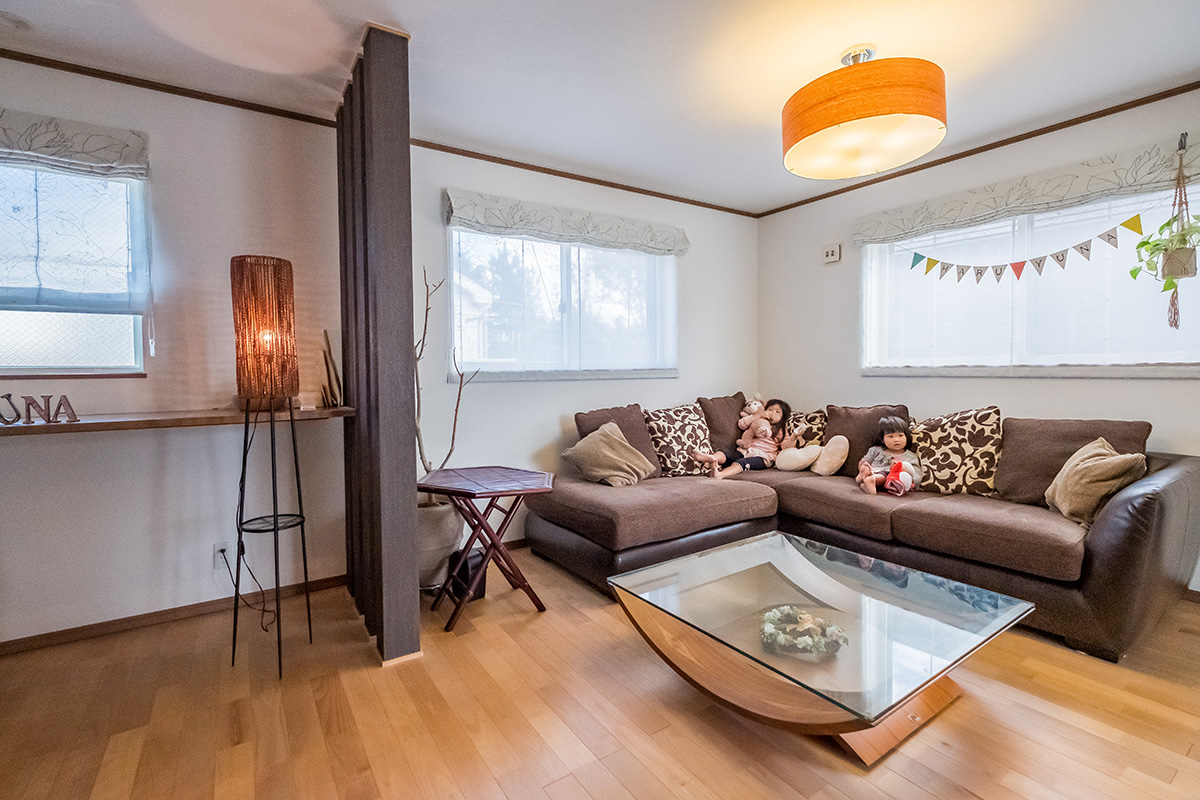 ［神奈川県相模原市］高気密・高断熱の省エネ住宅ヤマト住建の建築実例二世帯住宅のご家族が集まるリビング