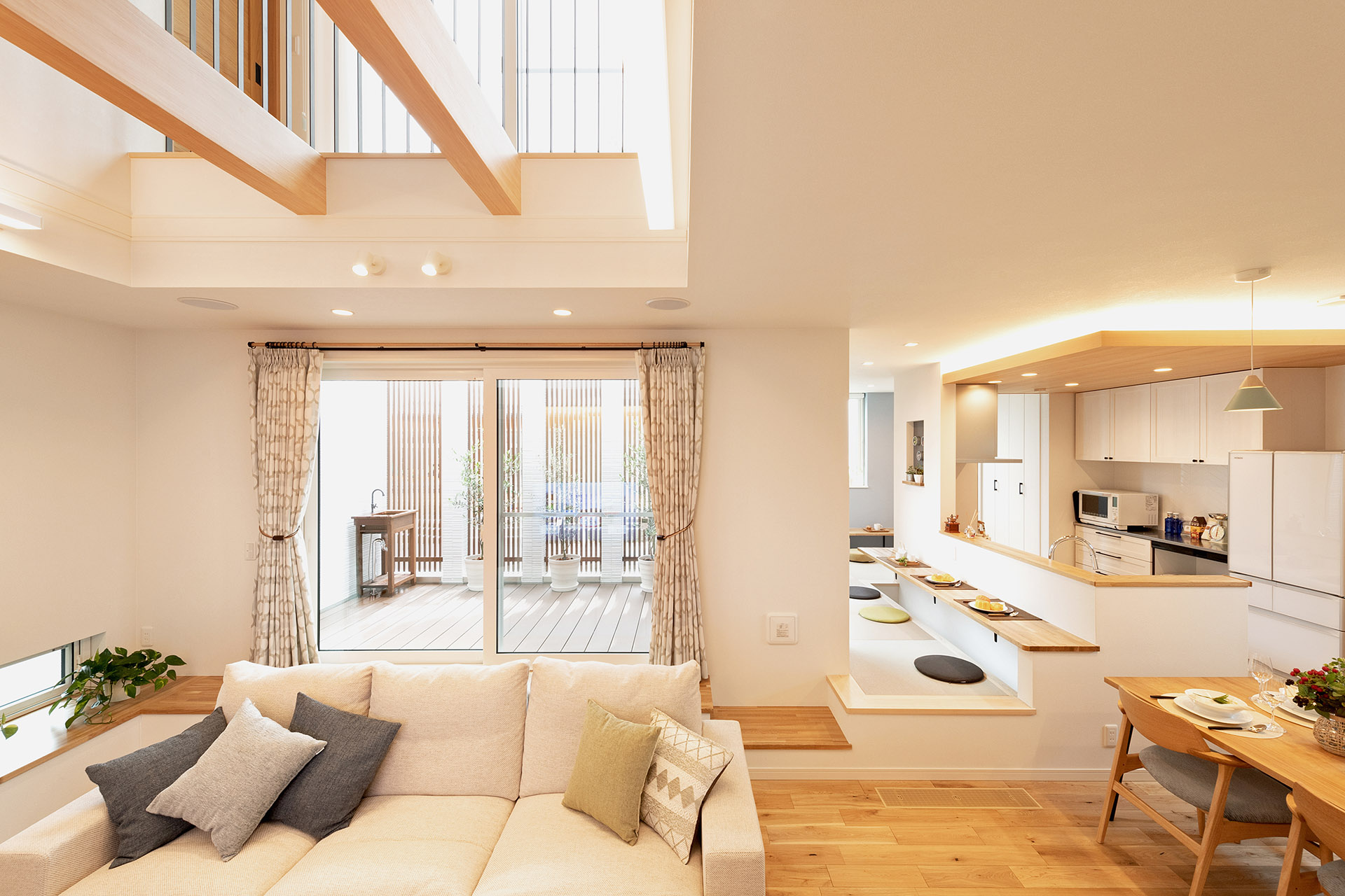 ［滋賀県彦根市］ダブル断熱仕様で電気を自給自足するZEH（ゼロエネルギーハウス）ヤマト住建モデルハウスのテラスと繋がるLDK