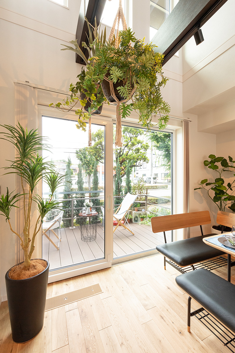 ［神戸市西区］ダブル断熱仕様のZEH（ゼロエネルギーハウス）ヤマト住建モデルハウスのテラスと繋がるソファダイニング