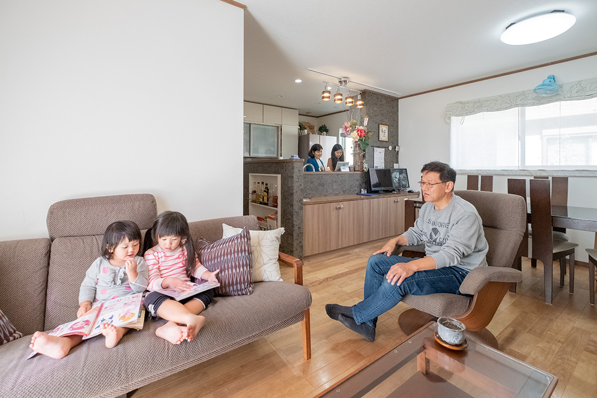 ［神奈川県相模原市］高気密・高断熱の省エネ住宅ヤマト住建の建築実例二世帯住宅のご家族が集まるリビング