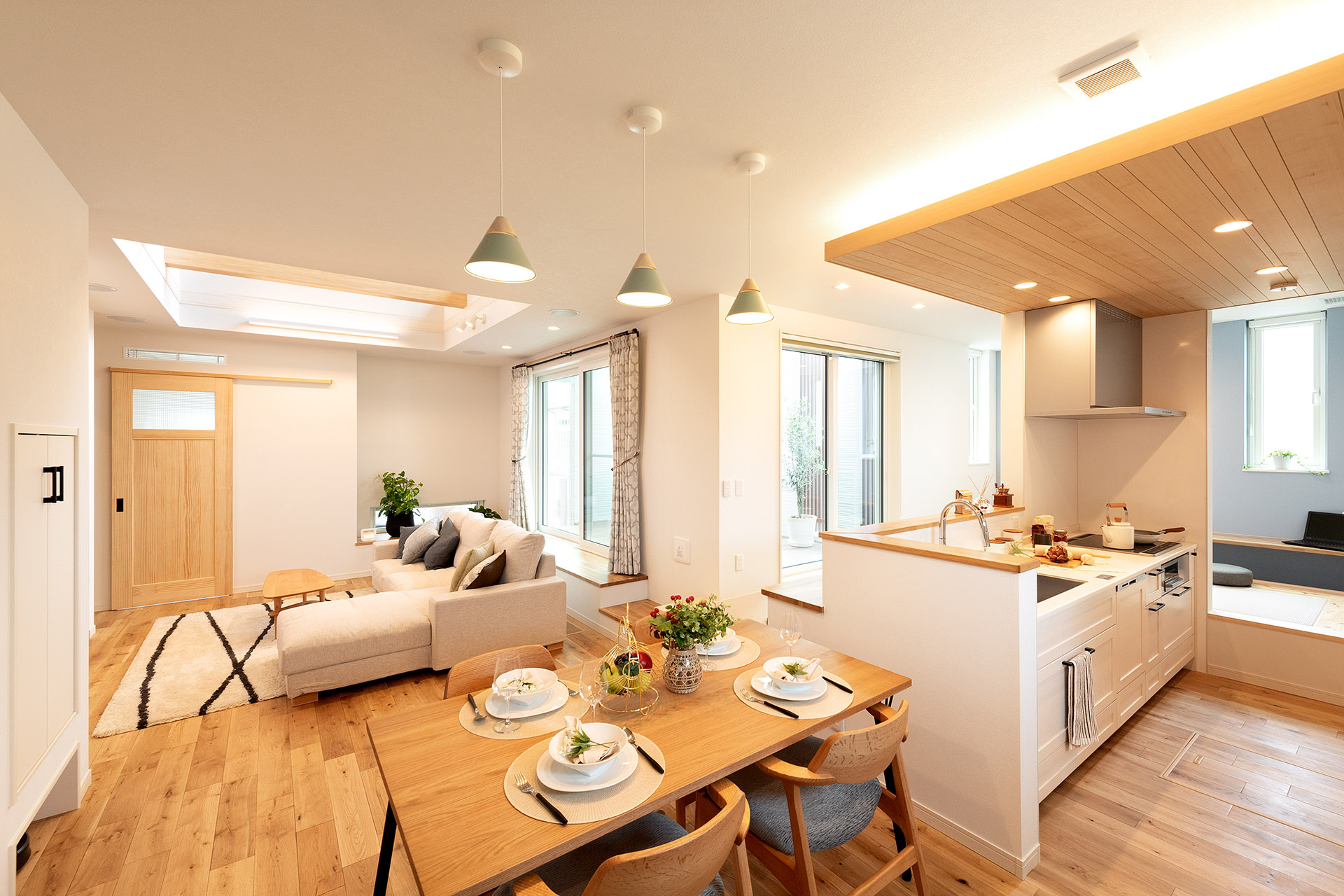 ［滋賀県彦根市］ダブル断熱仕様で電気を自給自足するZEH（ゼロエネルギーハウス）ヤマト住建モデルハウスの木の温もりに包まれるLDK