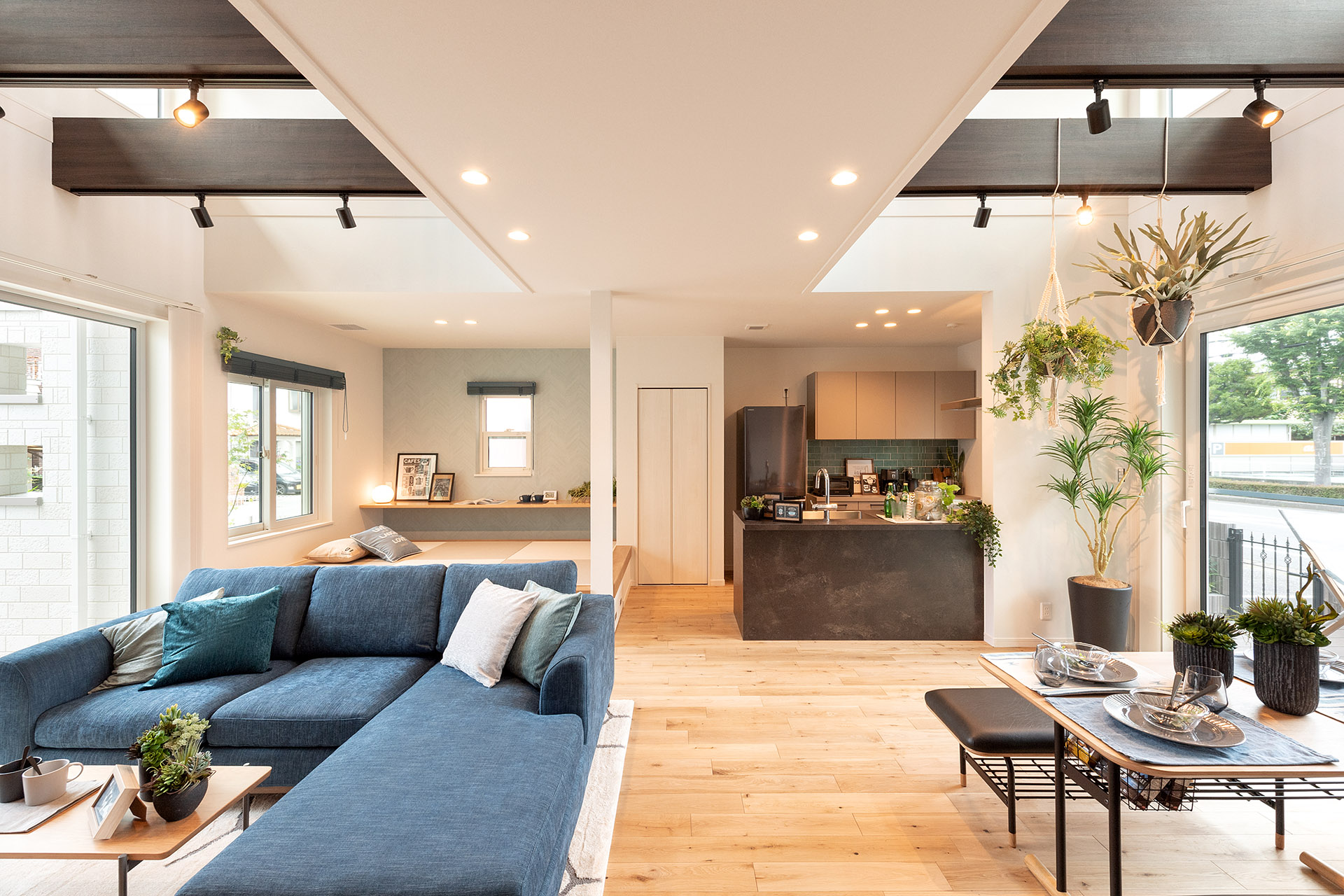 ［神戸市西区］ダブル断熱仕様のZEH（ゼロエネルギーハウス）ヤマト住建モデルハウスのLDK、和室、テラスが一体になる大空間