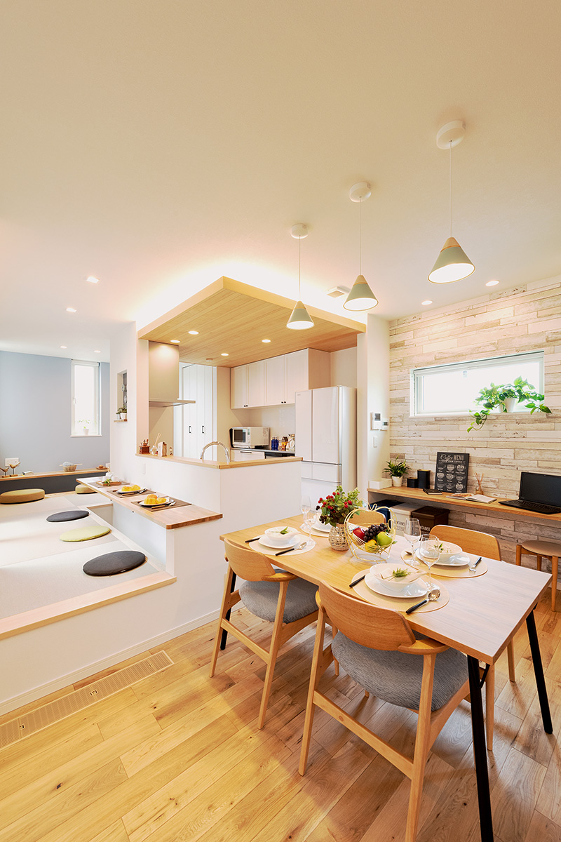 ［滋賀県彦根市］ダブル断熱仕様で電気を自給自足するZEH（ゼロエネルギーハウス）ヤマト住建モデルハウスのダイニングと小上がり畳のキッチン前カウンター