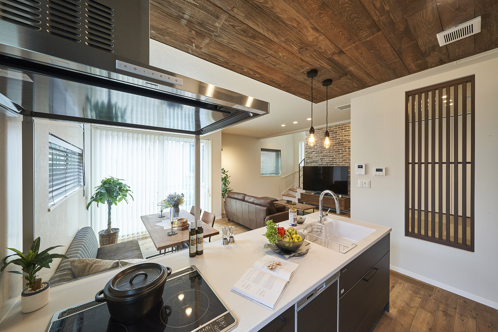 ［埼玉県所沢市］ダブル断熱仕様のZEH（ゼロエネルギーハウス）ヤマト住建モデルハウスの空間全体を見渡せるキッチン