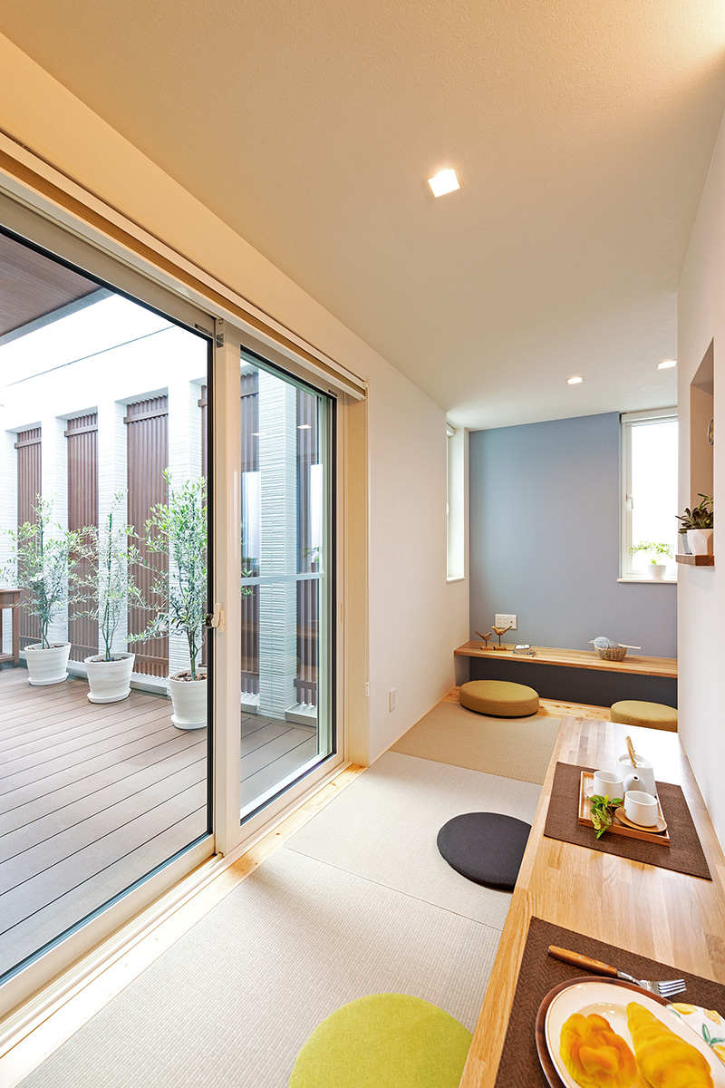 ［滋賀県彦根市］ダブル断熱仕様で電気を自給自足するZEH（ゼロエネルギーハウス）ヤマト住建モデルハウスのロジアと繋がる掘込カウンターの畳コーナー