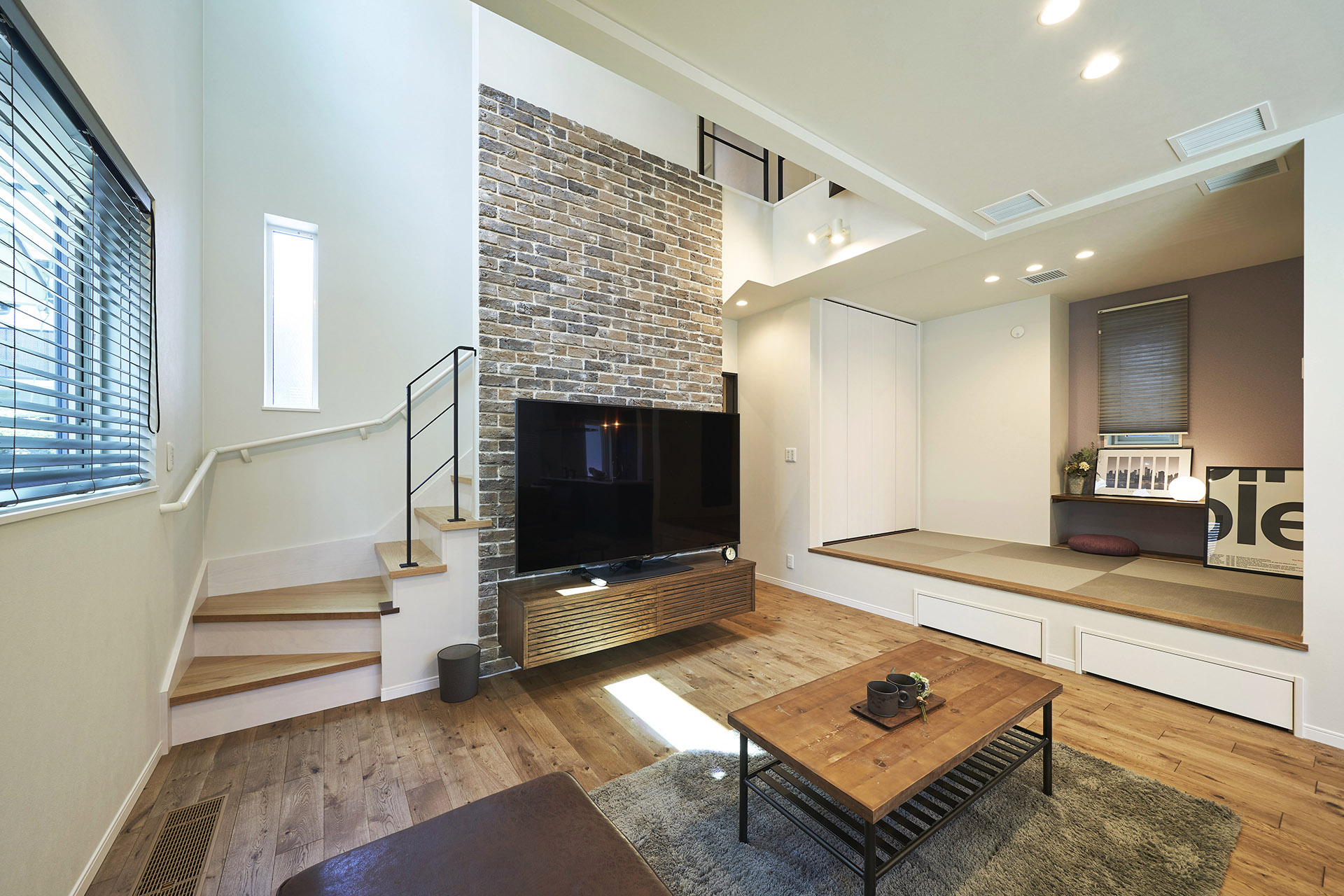 ［埼玉県所沢市］ダブル断熱仕様のZEH（ゼロエネルギーハウス）ヤマト住建モデルハウスのリビングとキッチンからアクセスしやすい和室