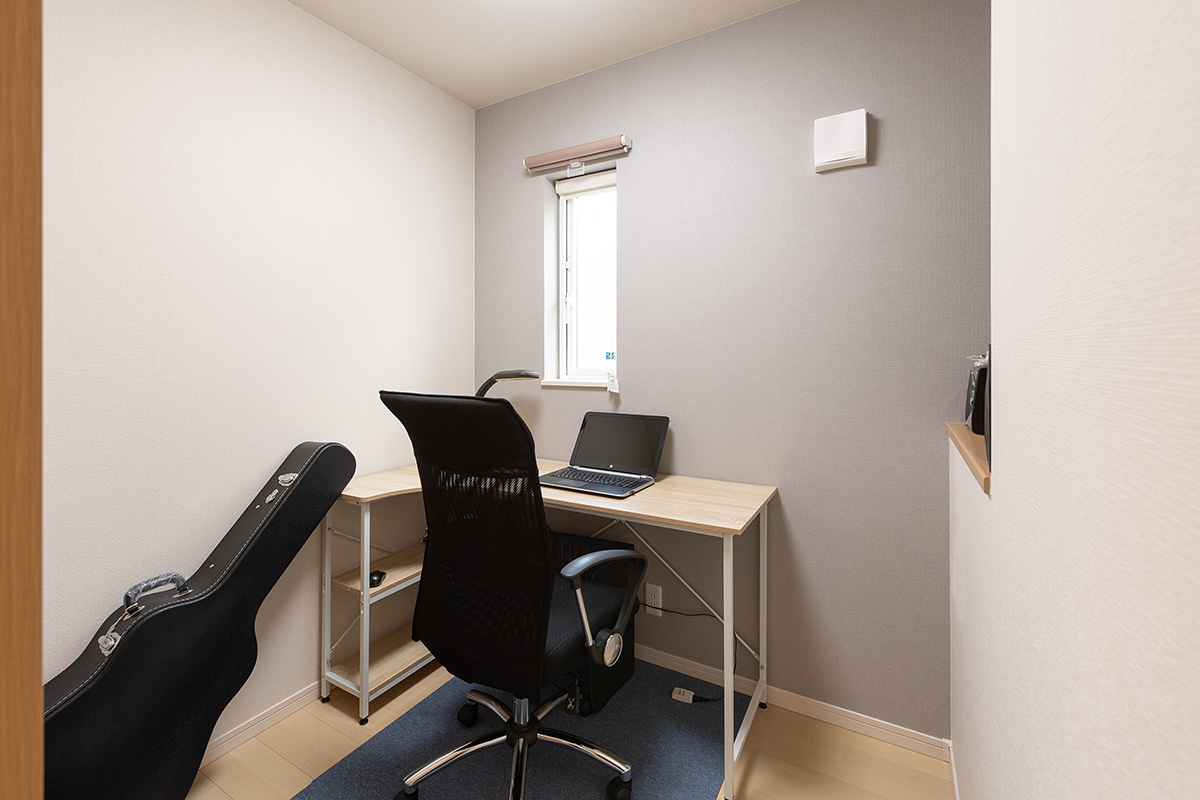 ［姫路市御立西］高気密・高断熱の省エネ住宅ヤマト住建の建築実例お客様のプライベート空間の書斎