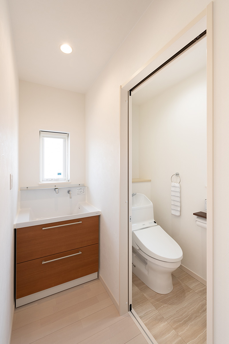 ［兵庫県三田市］高気密・高断熱のZEH（ゼロエネルギーハウス）ヤマト住建の建築実例二世帯住宅の2階トイレと洗面
