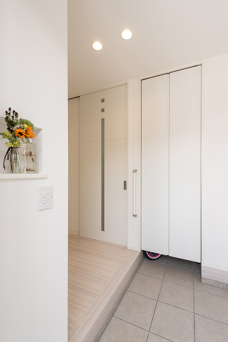 ［神戸市］高気密・高断熱のZEH（ゼロエネルギーハウス）ヤマト住建の建築実例お客様のお家のシューズクロークのある玄関