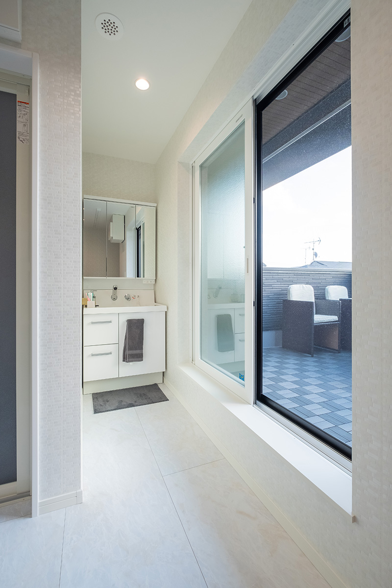 ［東京都小金井市］高気密・高断熱の省エネ住宅ヤマト住建の建築実例お客様のお家のバルコニーの見える2階サニタリースペース