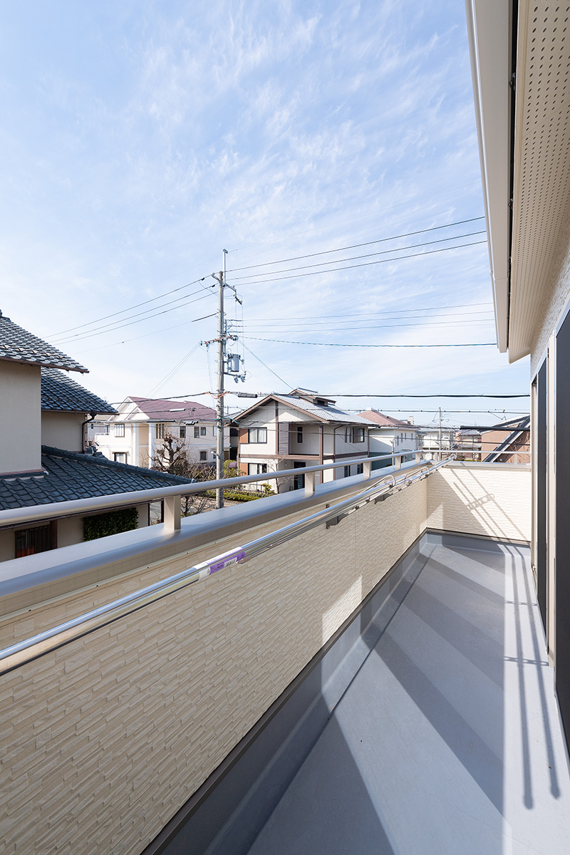 ［兵庫県三田市］高気密・高断熱のZEH（ゼロエネルギーハウス）ヤマト住建の建築実例二世帯住宅の広いバルコニー