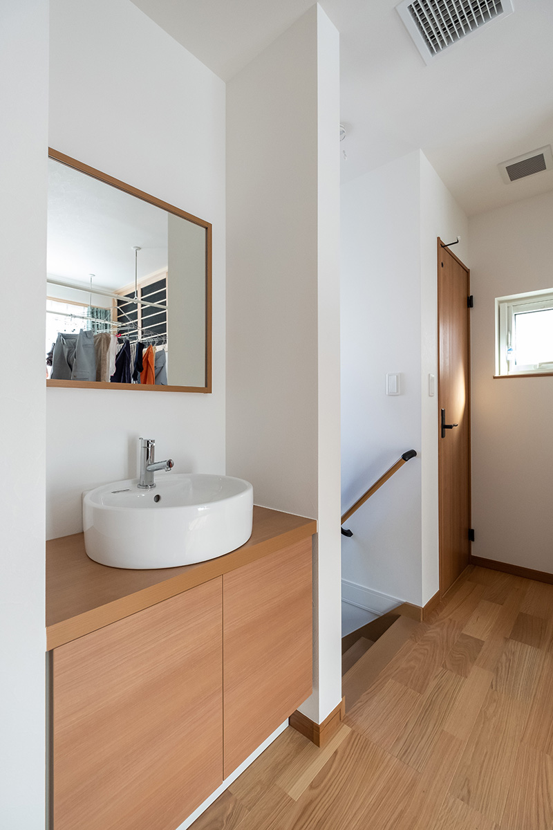 ［埼玉県川口市］高気密・高断熱のZEH（ゼロエネルギーハウス）ヤマト住建の建築実例お客様のお家の2階洗面スペース