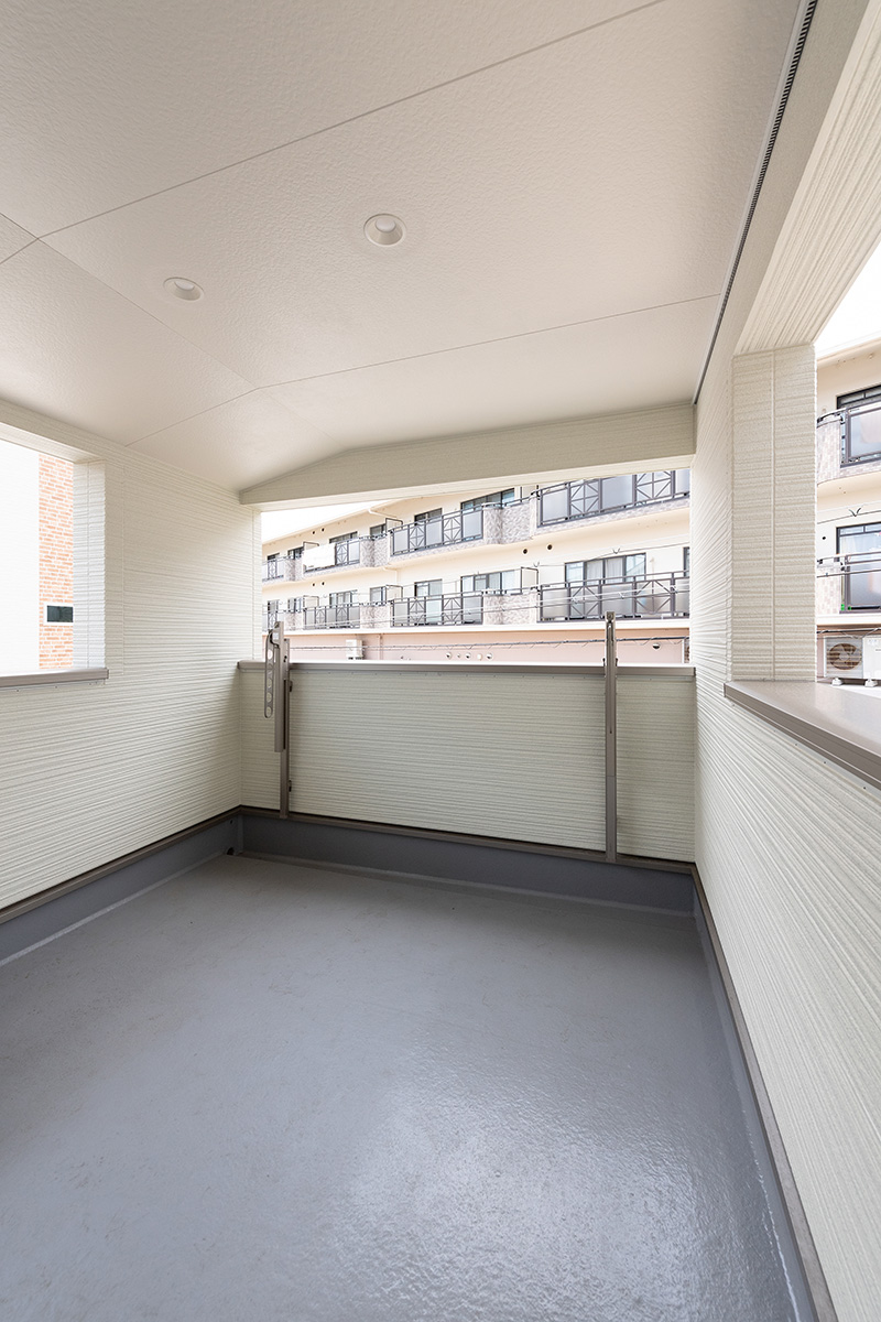 ［神戸市］高気密・高断熱のZEH（ゼロエネルギーハウス）ヤマト住建の建築実例お客様のお家の広いインナーバルコニー