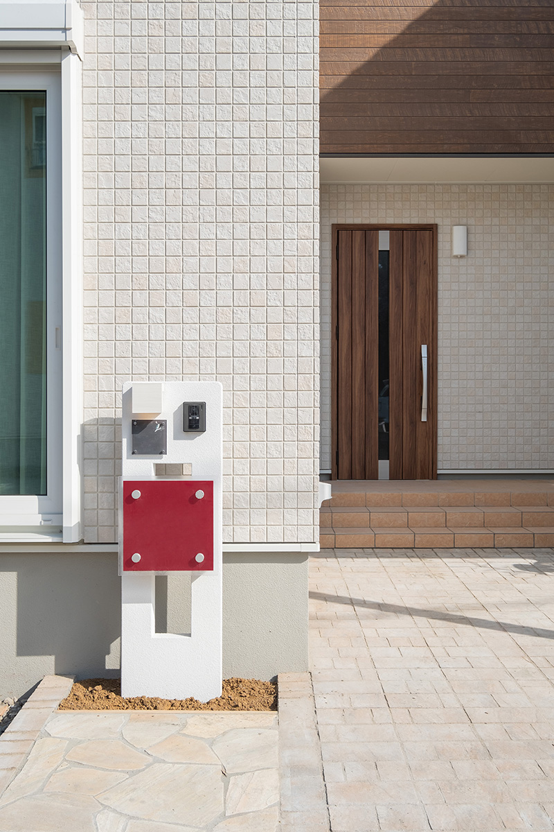 ［埼玉県川口市］高気密・高断熱のZEH（ゼロエネルギーハウス）ヤマト住建の建築実例お客様のお家の玄関アプローチ