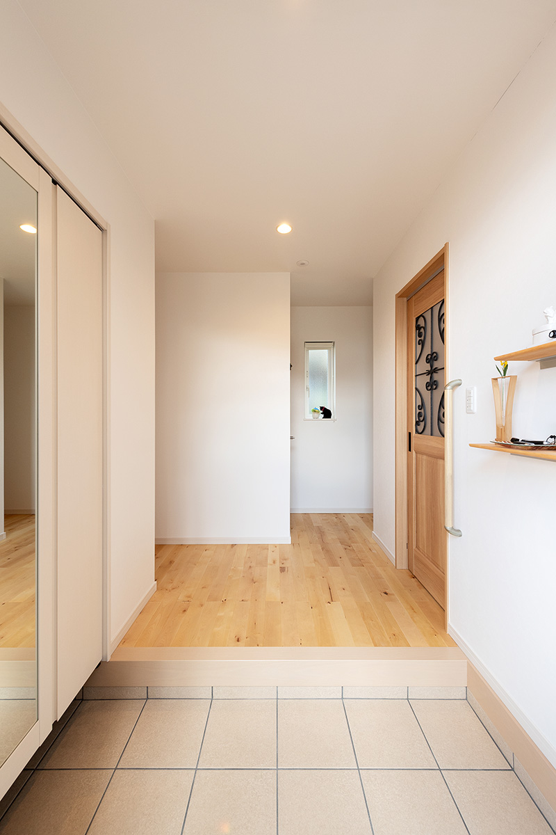 ［姫路市御立西］高気密・高断熱の省エネ住宅ヤマト住建の建築実例お客のお家のシューズクローク付きの玄関