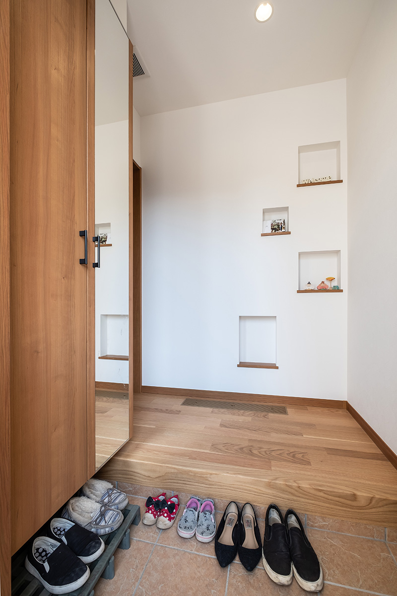 ［埼玉県川口市］高気密・高断熱のZEH（ゼロエネルギーハウス）ヤマト住建の建築実例お客様のお家のニッチのある玄関