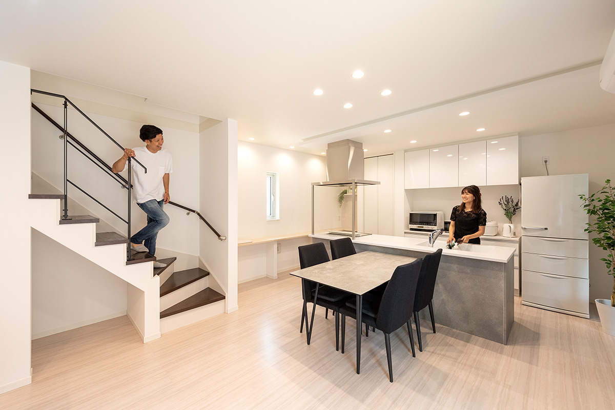 ［神戸市］高気密・高断熱のZEH（ゼロエネルギーハウス）ヤマト住建の建築実例お客様のお家のアイランドキッチンのLDK