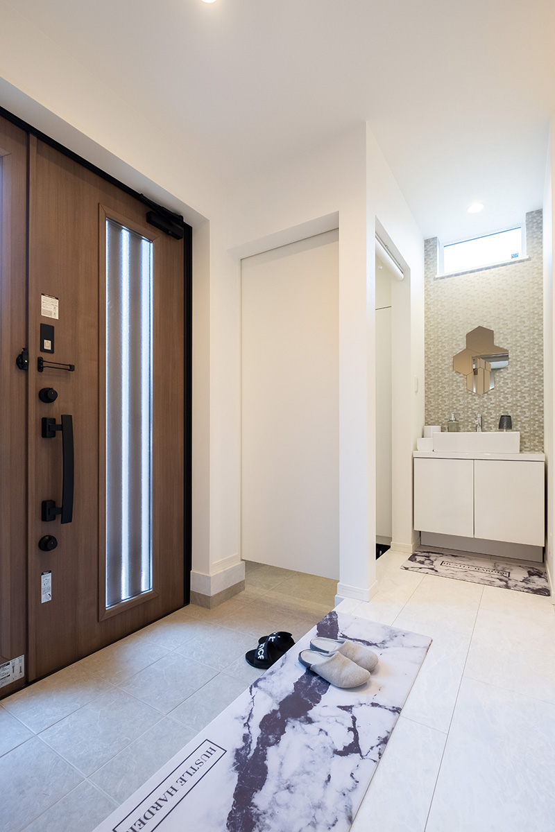 ［東京都小金井市］高気密・高断熱の省エネ住宅ヤマト住建の建築実例お客様のお家の玄関と手洗いスペース