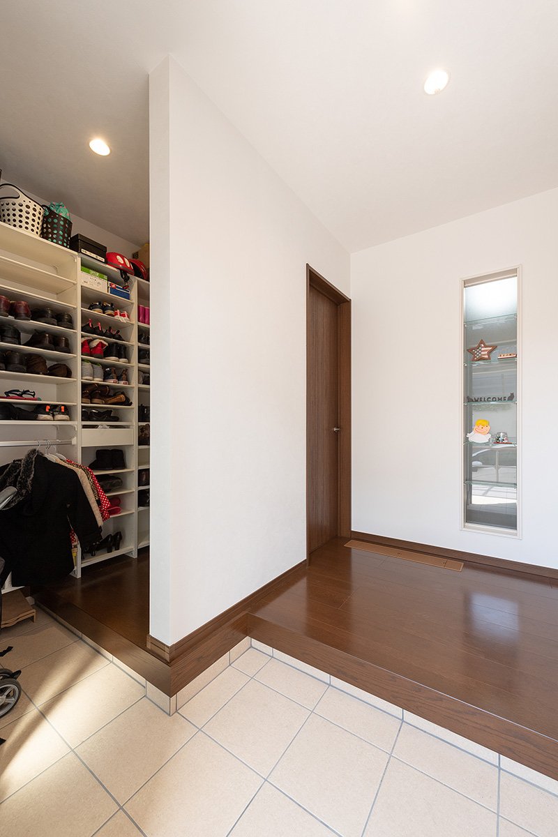 ［兵庫県三田市］高気密・高断熱のZEH（ゼロエネルギーハウス）ヤマト住建の建築実例二世帯住宅のシューズクロークのある玄関