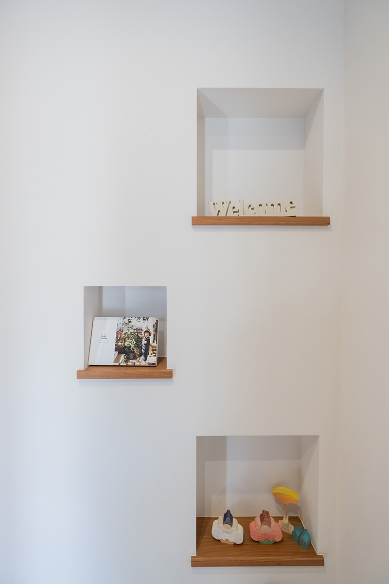 ［埼玉県川口市］高気密・高断熱のZEH（ゼロエネルギーハウス）ヤマト住建の建築実例お客様のお家の空間のポイントになる玄関のニッチ