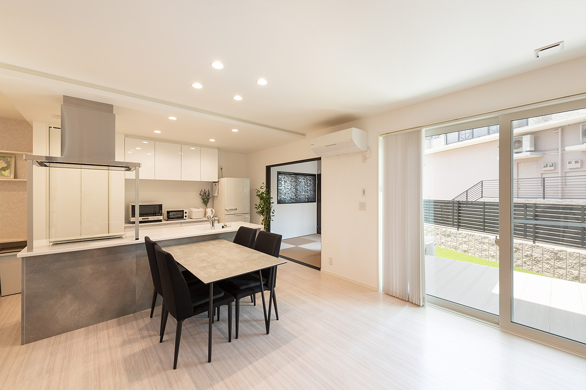 ［神戸市］高気密・高断熱のZEH（ゼロエネルギーハウス）ヤマト住建の建築実例お客様のお家のテラスに繋がるダイニング