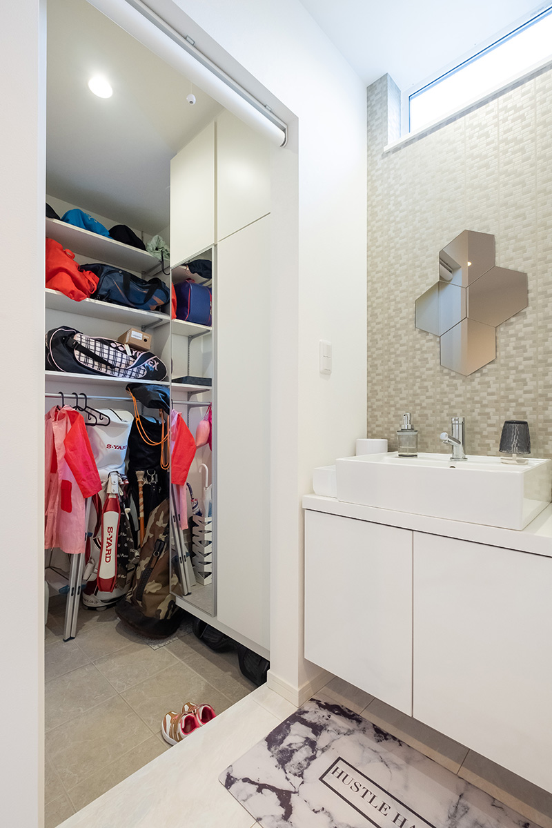 ［東京都小金井市］高気密・高断熱の省エネ住宅ヤマト住建の建築実例お客様のお家のシューズクロークと手洗いスペース