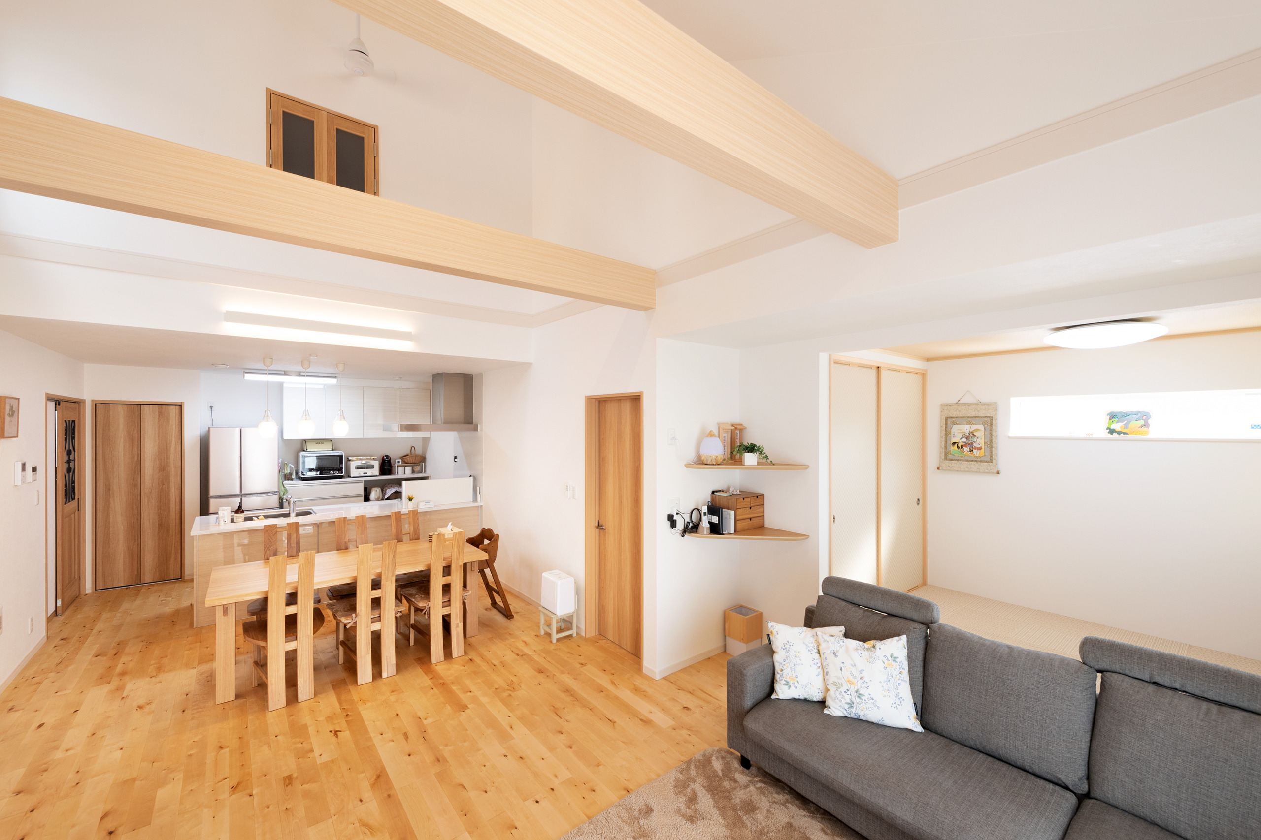 ［姫路市御立西］高気密・高断熱の省エネ住宅ヤマト住建の建築実例お客様のお家の大きな吹き抜けのあるLDK