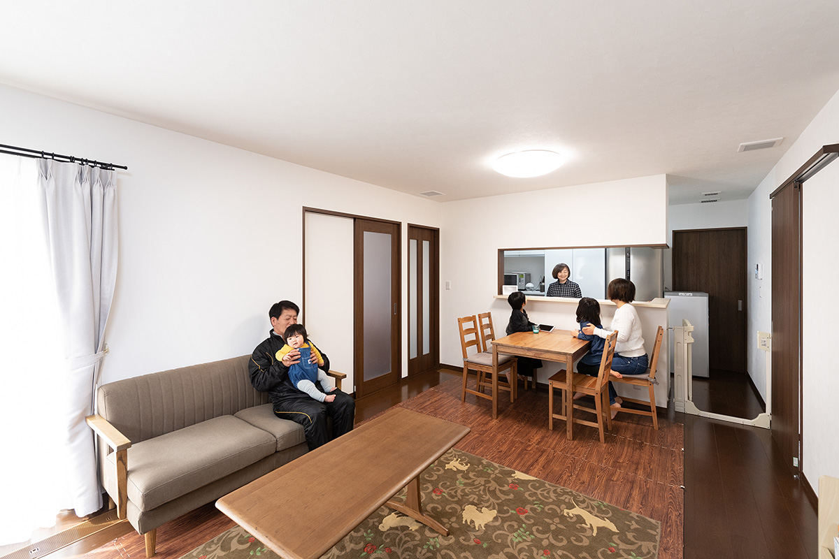 ［兵庫県三田市］高気密・高断熱のZEH（ゼロエネルギーハウス）ヤマト住建の建築実例二世帯住宅のキッチンから部屋中を見渡せるLDK