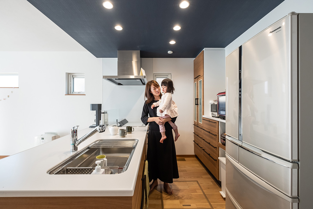 ［埼玉県川口市］高気密・高断熱のZEH（ゼロエネルギーハウス）ヤマト住建の建築実例お客様のお家の天井クロスがアクセントのオープンキッチン